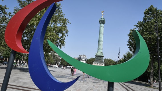 Das Symbol der Paralympischen Spiele steht in Paris. © picture alliance Foto: Abdullah Firas