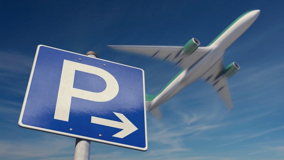 Ein Parkplatz-Hinweisschild und ein Flugzeug. © picture alliance 