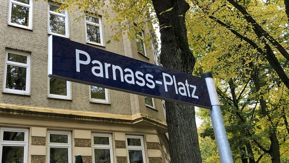 Auf einem Straßenschild steht "Parnass-Platz". © picture alliance/dpa Foto: Benjamin Haller