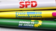 Parteien-Kugelschreiber von SPD, der FDP und den Grünen, Ampel-Koalition. © picture alliance / Bildagentur-online/Ohde Foto: Bildagentur-online/Ohde