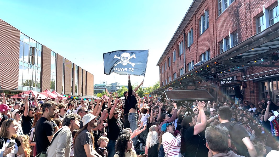 Bundesliga-Aufstieg! Die St.-Pauli-Fans feiern am Knust | NDR.de ...