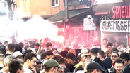 In der Wohlwillstraße auf St. Pauli feiern die St.-Pauli-Fans den Aufstieg ihrer Mannschaft in die erste Liga. © NDR/Screenshot 