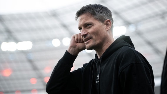 St. Paulis Trainer Alexander Blessin steht im Stadion in Leverkusen. © Fabian Strauch/dpa 