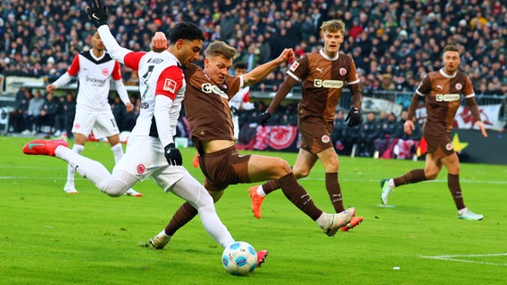 Spielszene aus der Partie FC St. Pauli gegen Eintracht Frankfurt. © picture alliance / HMB Media Foto: Fernando Soares