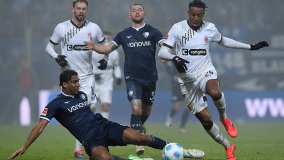 Szene aus der Bundesliga-Partie VfL Bochum gegen den FC St. Pauli. © picture alliance/dpa/Revierfoto 