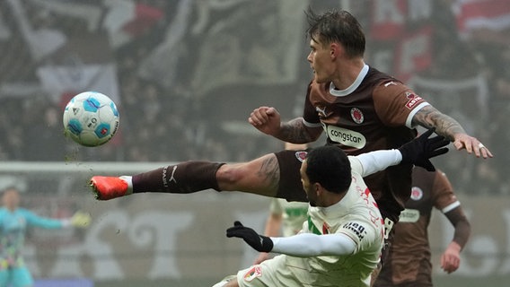 Szene der Bundesliga-Partie FC St. Pauli gegen den FC Augsburg. © picture alliance/dpa Foto: Marcus Brandt