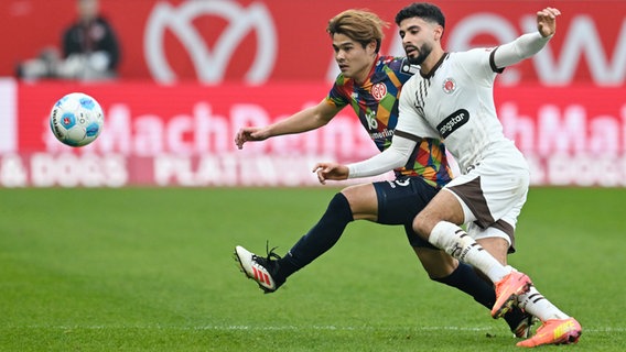 Kaishu Sano (l.) von Mainz und St. Paulis Elias Saad kämpfen um den Ball. © picture alliance/dpa Foto: Uwe Anspach