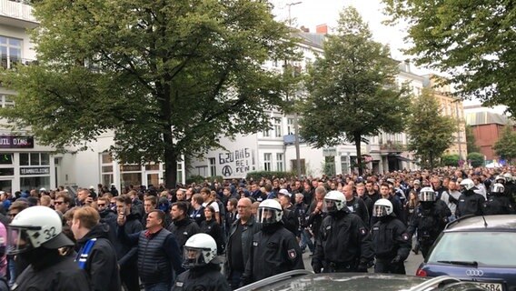 Erste Fans versammeln sich in der Schanze in Hamburg vor dem Stadtderby zwischen dem HSV und Pauli.  Foto: Arman Ahmadi