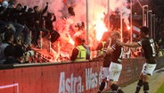 Jubel bei Fans und Spielern beim FC St. Pauli nach dem Sieg beim Stadtderby gegen den HSV. © Bildfunk Foto: Daniel Bockwoldt