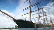 Die "Peking" steht bei Sonnenschein in einem Hafen. © NDR Foto: Screenshot