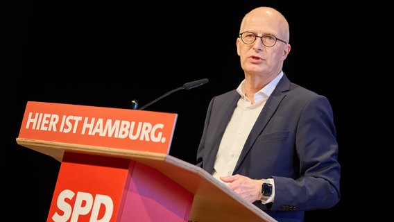 Peter Tschentscher (SPD), Erster Bürgermeister von Hamburg, steht während eines Landesparteitages der SPD Hamburg im Bürgerhaus Wilhelmsburg auf der Bühne © picture alliance/dpa | Georg Wendt Foto: Georg Wendt