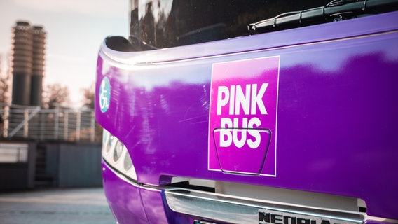 Ein Bus der Firma Pinkbus steht vor einem Gebäude © Pinkbus Foto: Pinkbus