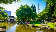 Menschen sitzen im japanischen Garten im Park Planten un Blomen in Hamburg. © Bildagentur-online/Ohde 