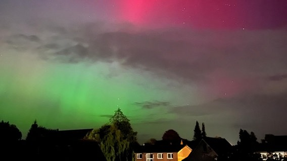 Über Hamburg sind Polarlichter am Himmel zu sehen. © dpa Foto: Nick Ehlers