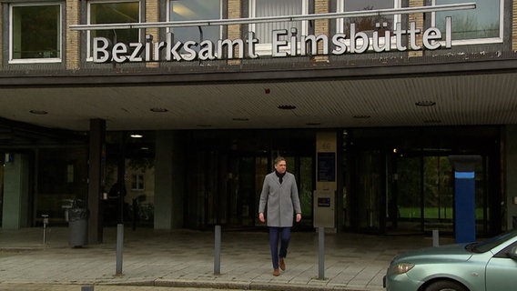 Gabor Gottlieb steht vor dem Bezirksamt in Eimsbüttel. © NDR Foto: NDR