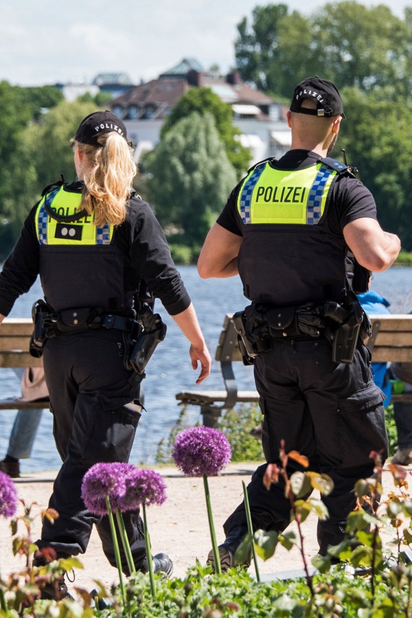 Pfingsten: Hamburger Polizei zählt 650 Verstöße gegen ...