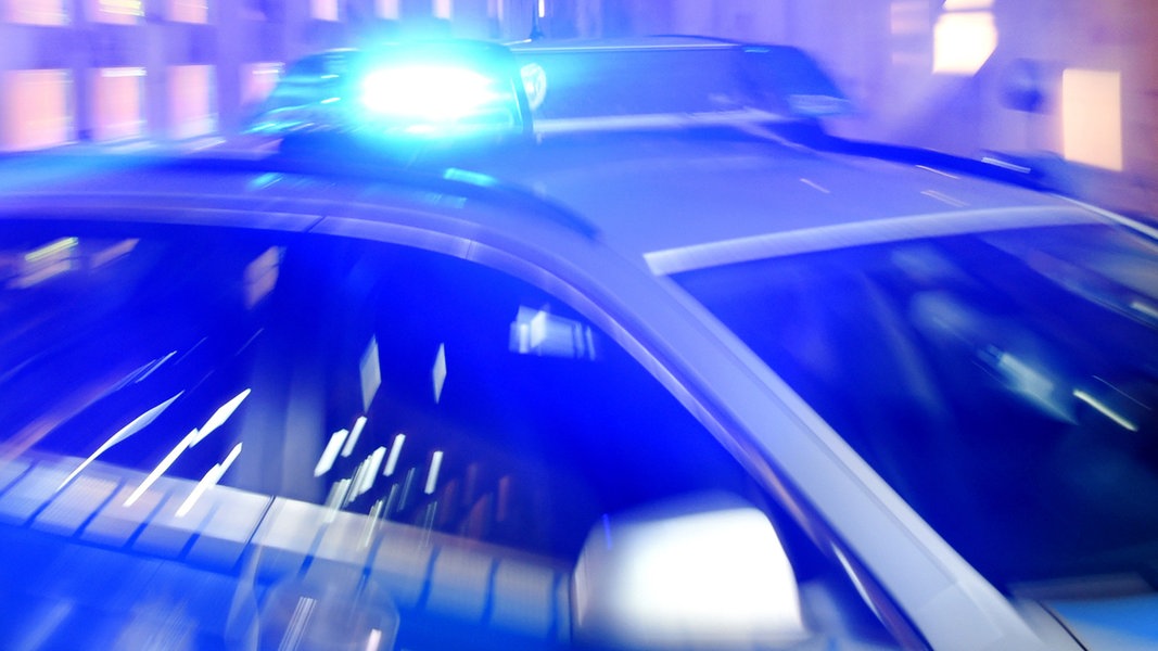 Blaulicht leuchtet auf einem Polizeiauto im Einsatz.