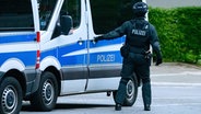 Ein Polizist steigt in Hamburg in sein Einsatzfahrzeug. (Symbolfoto) © picture alliance/dpa Foto: Jonas Walzberg