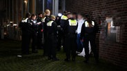 Polizisten untersuchen Jugendliche nach Randale auf einer Straße in Harburg. © TV Newskontor 