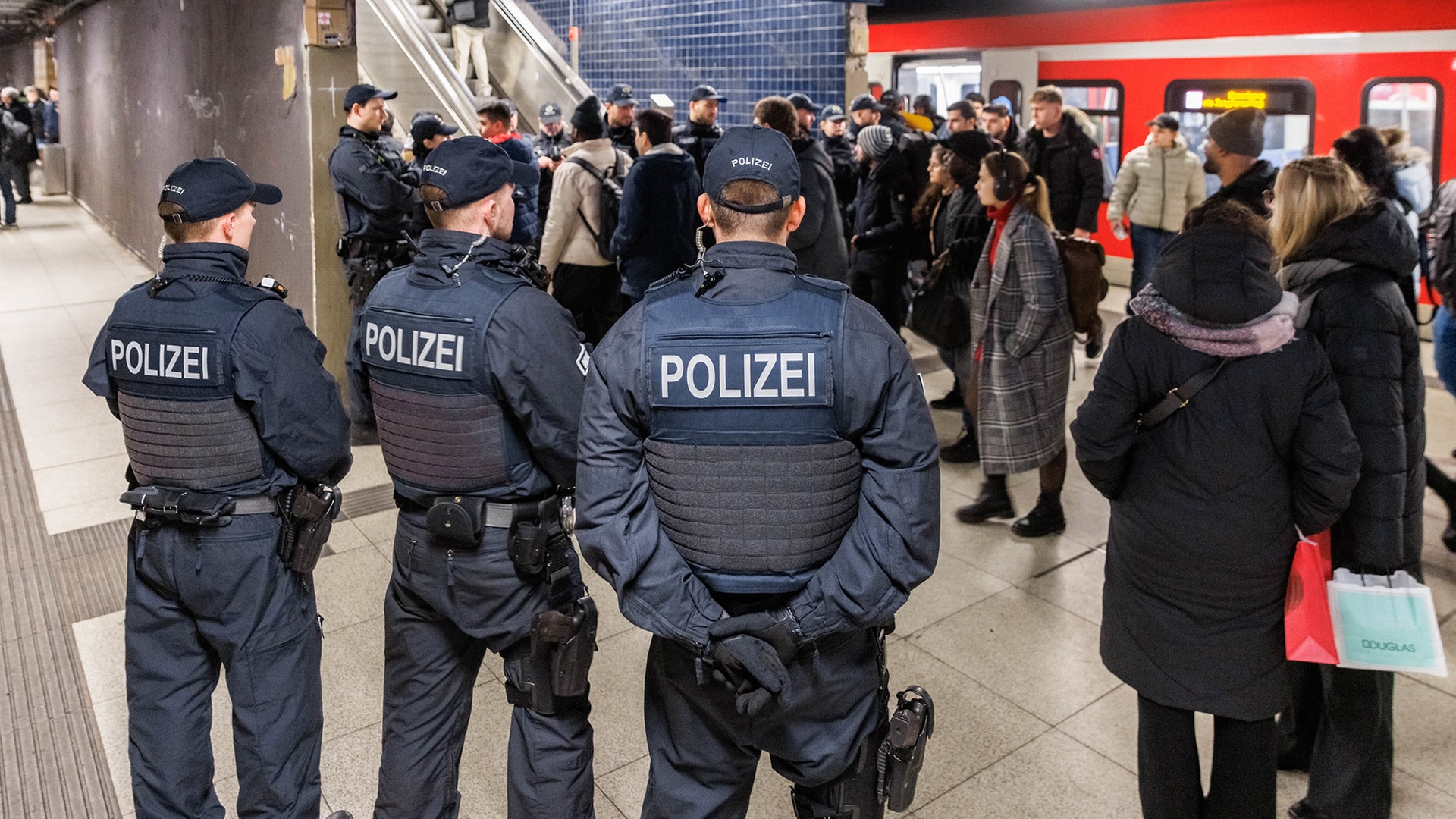 Kontrolle am Hamburger Hauptbahnhof: Polizei findet Waffen