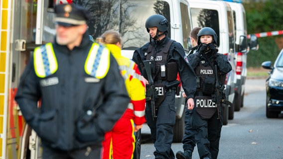 Spezialkräfte der Hamburger Polizei haben in Langenhorn einen 71-Jährigen in Gewahrsam genommen. © picture alliance / dpa Foto: Jonas Walzberg