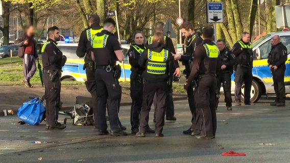 Mehrere Polizisten bei einem Einsatz am "Drob Inn" in Hamburg. © TNN 