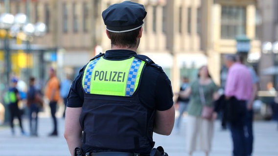 Ein Polizist beobachtet das Geschehen in der Hamburger Innenstadt. © picture alliance / pressefoto_korb | Micha Korb Foto: Micha Korb