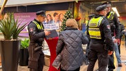 Polizisten klären in der Hamburger Meile Senioren über das Thema Trickbetrug auf. © NDR Foto: Elias Bartl