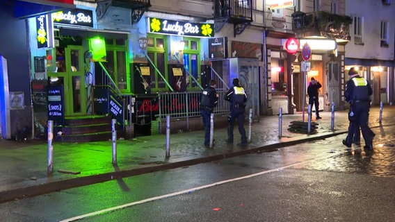 Polizeikräfte stehen vor einer Bar auf dem Hamburger Berg. © DSLR News 