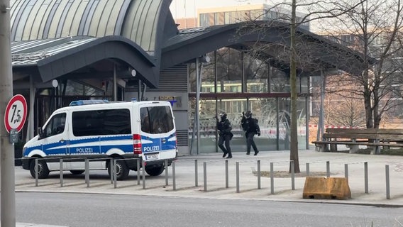 Zwei SEK-Einsatzkräfte laufen durch die Hafencity. © Nonstop News 