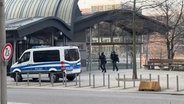 Zwei SEK-Einsatzkräfte laufen durch die Hafencity. © Nonstop News 