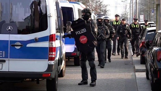 Polizisten bei einem Einsatz in der Hamburger Hafencity. © Nonstop News 