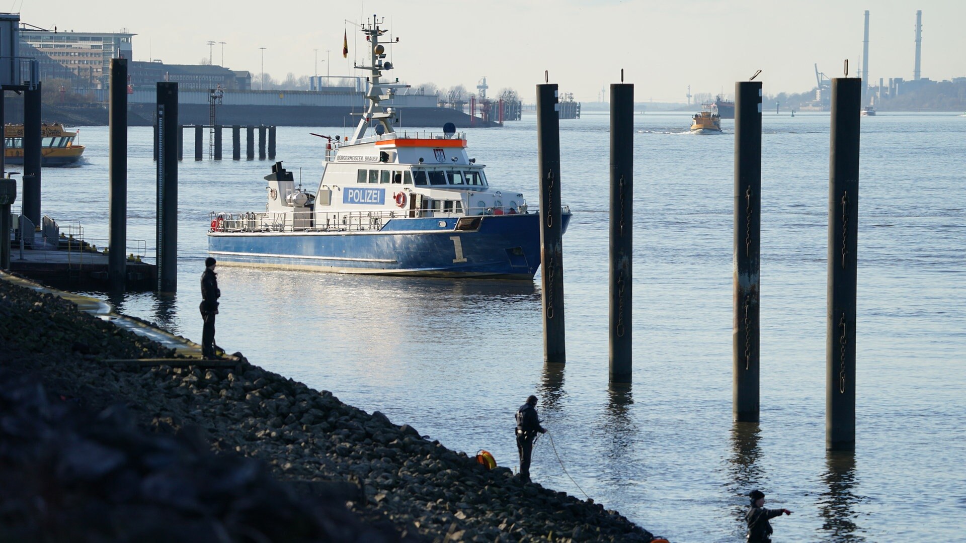 Junge in der Elbe versunken: Suche in Hamburg ohne Erfolg