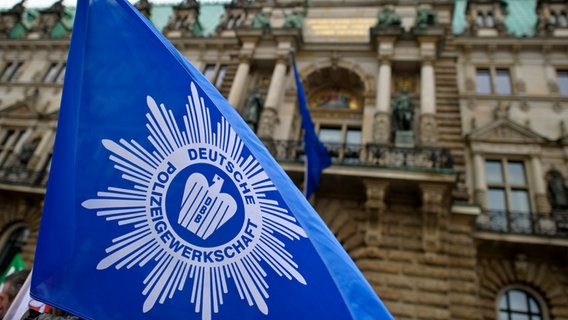 Eine Fahne der Deutschen Polizeigewerkschaft weht am Hamburger Rathausmarkt. © picture alliance Foto: Angelika Warmuth