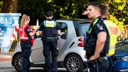 Polizisten kontrollieren einen Autofahrer. © picture alliance/dpa | Daniel Bockwoldt Foto: Daniel Bockwoldt