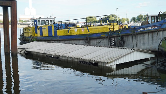 Ein 45 Mal 7 Meter großer Schwimmponton auf dem eine Blechhütte und ein Kran standen, sind in der Elbe versunken. © picture alliance/dpa/CityNewsTV Foto: Frank Bründel