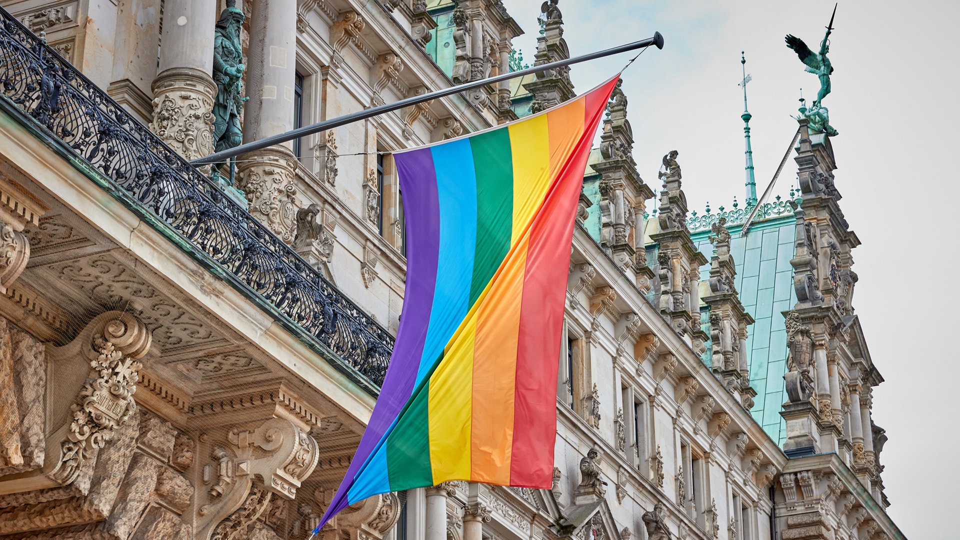 Pride Week: Regenbogenflagge weht am Hamburger Rathaus