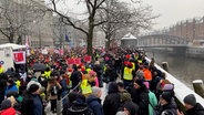 Beschäftigte des öffentlichen Dienstes demonstrieren in Hamburg. © NDR Foto: Karsten Sekund