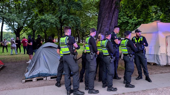 Beim pro-palästinischen Protestcamp am Dammtor rückte die Polizei wegen einer Auseinandersetzung mit mehreren Streifenwagen an. © HamburgNews Foto: HamburgNews