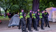 Beim pro-palästinischen Protestcamp am Dammtor rückte die Polizei wegen einer Auseinandersetzung mit mehreren Streifenwagen an. © HamburgNews Foto: HamburgNews