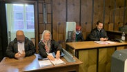 Zwei Angeklagte sitzen mit ihren juristischen Vetretern im Saal des Amtsgerichts Bergedorf. Sie sind wegen gefährlicher Körperverletzung bei einem Baseballspiel angeklagt. © NDR Foto: Elke Spanner