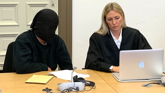 Ein früherer Musiklehrer, der eine schwarze Strumpfmaske über dem Kopf hat, muss sich in Hamburg wegen Missbrauchs von Mädchen in einer Jugendhilfeeinrichtung vor Gericht verantworten. © NDR Foto: Elke Spanner