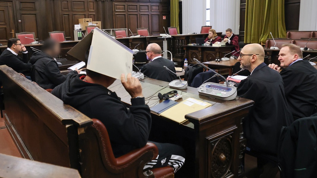 In einem Gerichtssaal des Oberlandesgerichts Hamburg findet ein Prozess wegen Mitgliedschaft in der Hisbollah statt.
