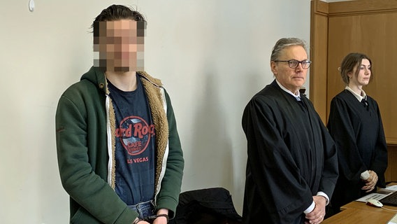 Ein 18-Jähriger steht in Handschellen in einem Hamburger Gerichtssaal. Er soll einen Zahnarzt attackiert haben. © NDR Foto: Elke Spanner