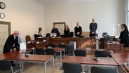 Prozess vor dem Hamburger Landgericht gegen die Betreiberin eines Pflegeheims (links, verdeckt), die wegen Betrugs angeklagt ist. © NDR Foto: Elke Spanner