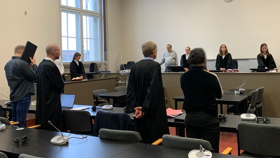 Zwei Angeklagte stehen in Hamburg im Gerichtssaal. © NDR Foto: Elke Spanner