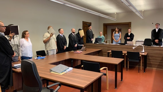 Angeklagte steht in einem Gerichtssaal. © NDR/ Elke Spanner Foto: Elke Spanner