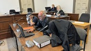 Zwei Angeklagte sitzen im Gerichtssaal im Landgericht Hamburg. Ihnen wird gemeinschaftlicher Bandenbetrug vorgeworfen. © NDR Foto: Elke Spanner
