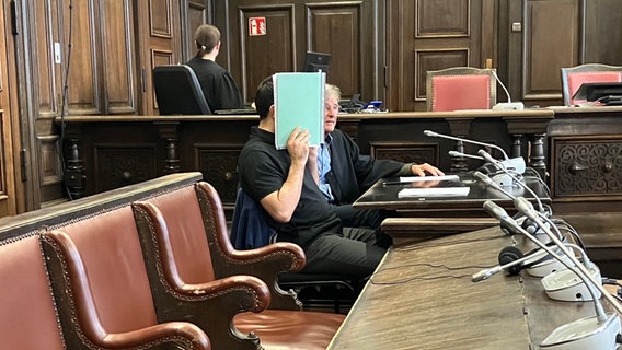 Ein Mann, der wegen Mordes angeklagt ist, sitzt vor Prozessbeginn im Gerichtssaal im Landgericht Hamburg. © Lukas Müller/dpa 
