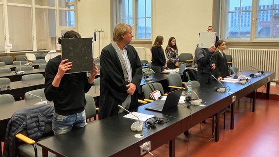 Prozess wegen versuchten Mordes am Hamburger Hauptbahnhof: Die beiden Angeklagten (l. und 2.v.r) stehen neben ihren Verteidigern. © picture alliance/dpa Foto: Bernhard Sprengel